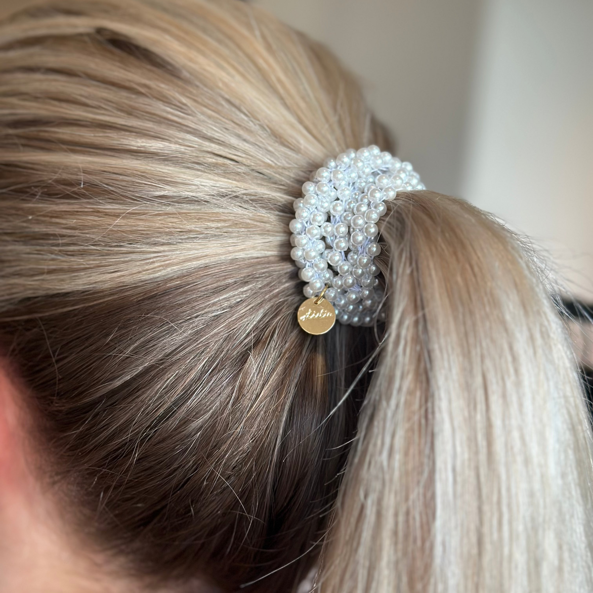 Stiekie White Pearl – Parel Haarelastiek & Armband